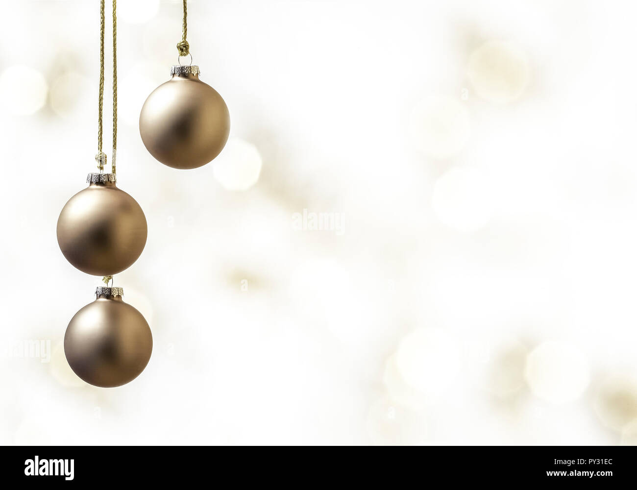 Drei Christbaumkugeln vor hellem Hintergrund Foto Stock