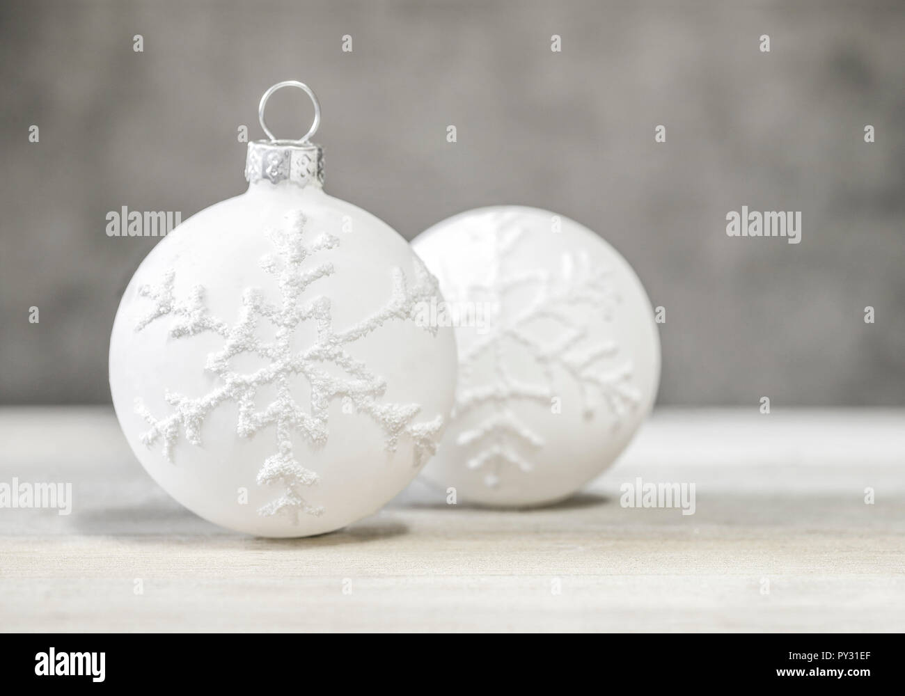 Weihnachtsdekoration mit weissen Christbaumkugeln Foto Stock