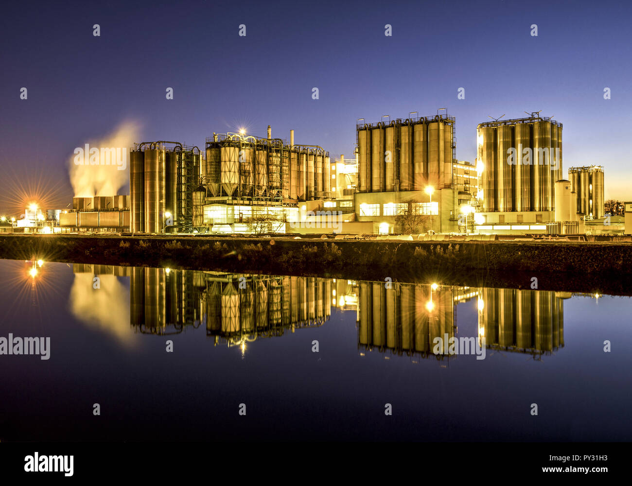 Chemische Industrie, Nachtaufnahme Foto Stock