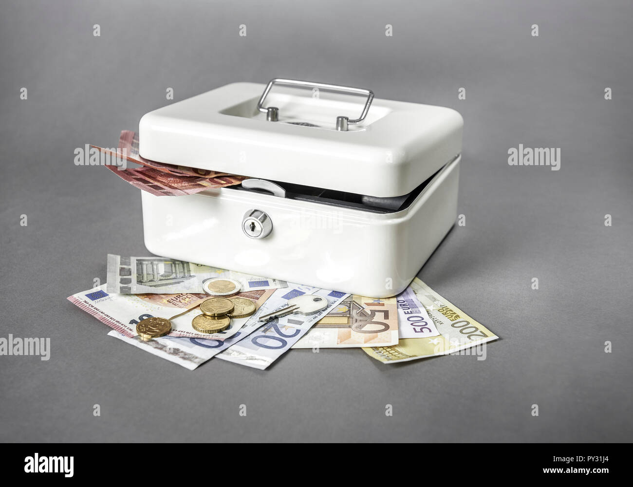 Weisse mit Geldkassette Euro Geldscheinen und Muenzen Foto Stock