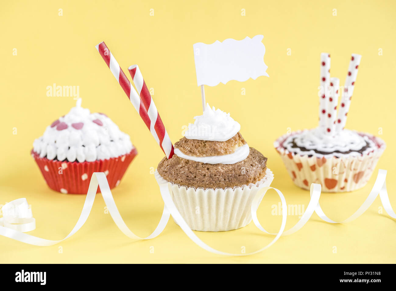 Glueckwuensche, muffin mit Kerze Foto Stock