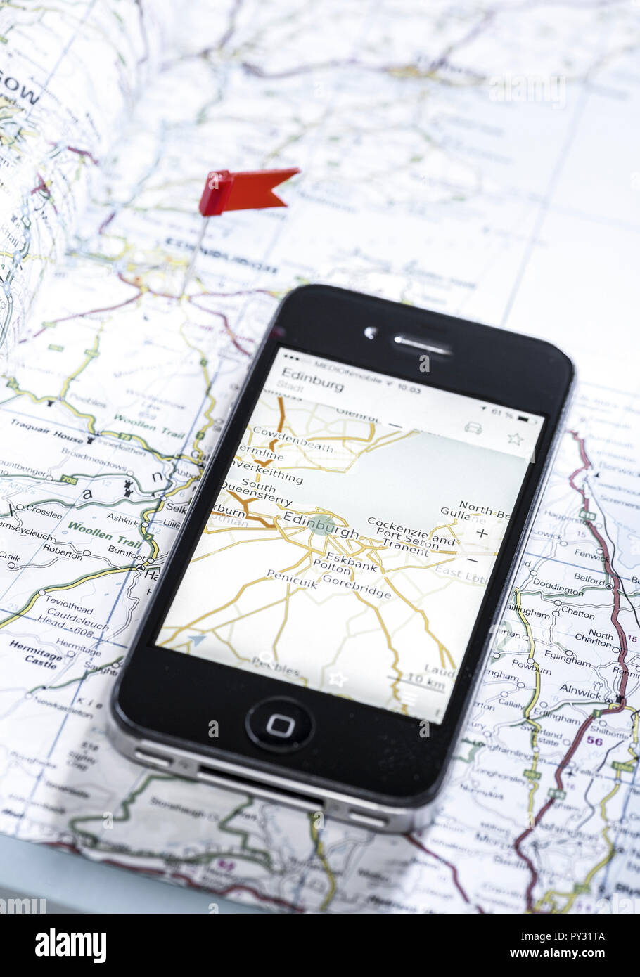 Smartphone Navigationsfunktion mit auf Landkarte Foto Stock