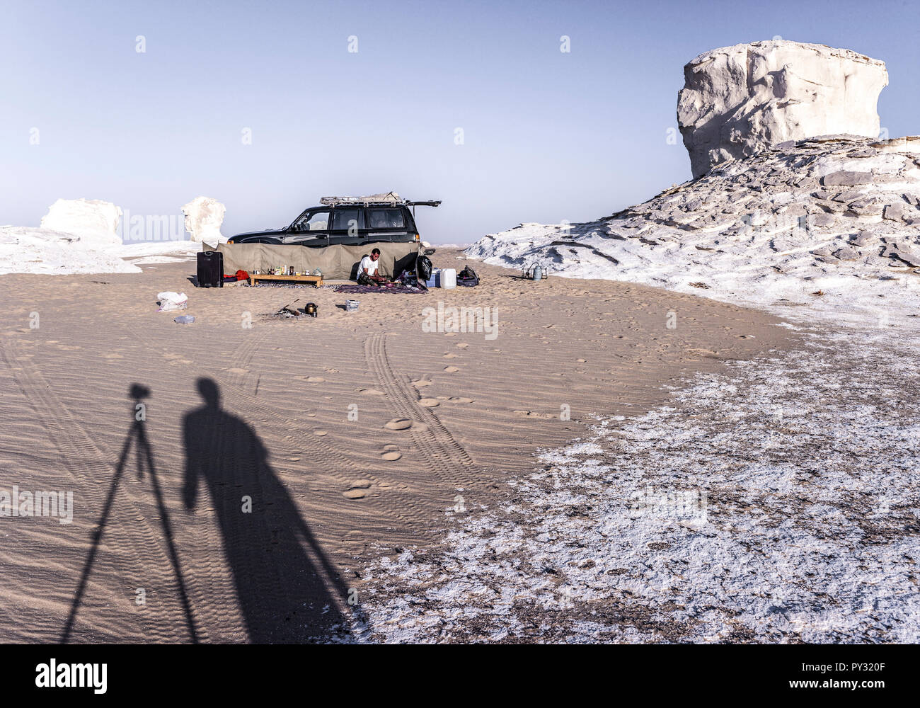 Touristen in der Weissen Wueste, Aegypten ha Foto Stock