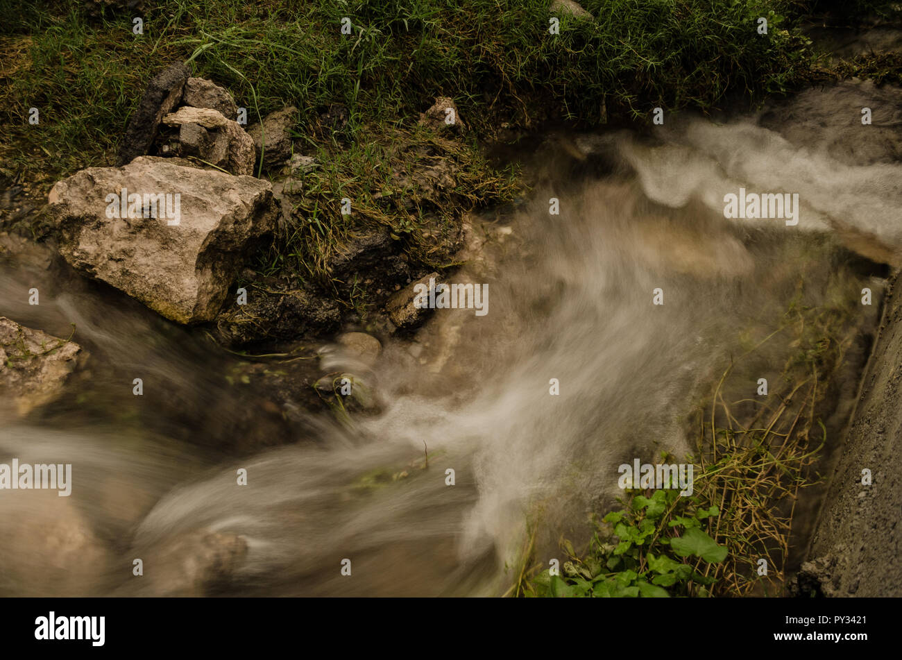 Una piccola cascata con acqua corrente, effetto seta, cascata naturale paesaggio, splendido sfondo per ispirare il viaggio. Foto Stock