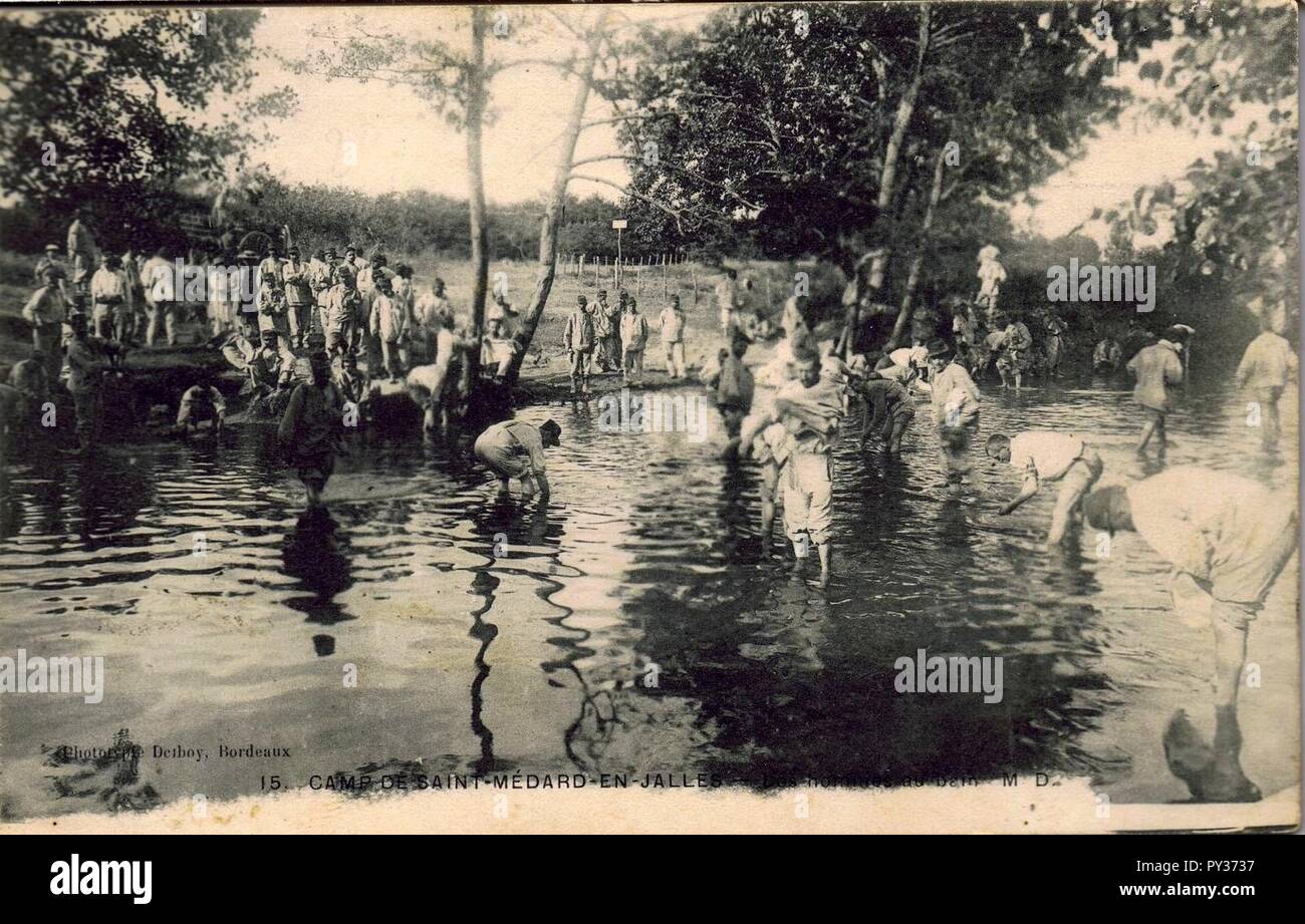 Camp de Saint-Médard - Hommes au bain. Foto Stock