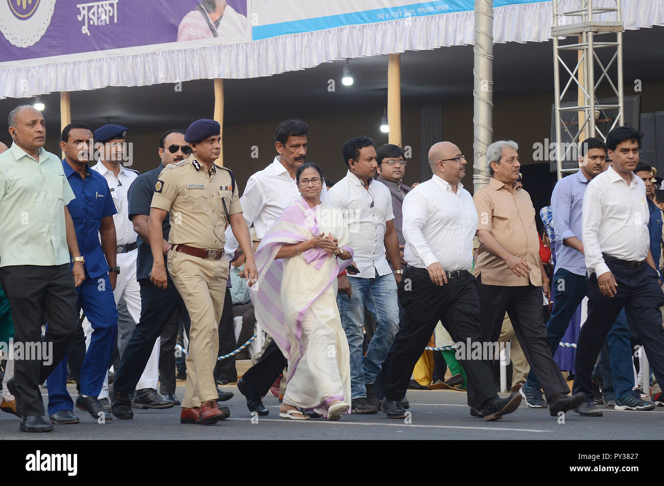 Kolkata, India. 23 Ott, 2018. Il Bengala Occidentale Chief Minister Mamta Banerjee (m) saluta gli altri durante il Calcutta Durga Puja credito carnevale: Sandip Saha/Pacific Press/Alamy Live News Foto Stock