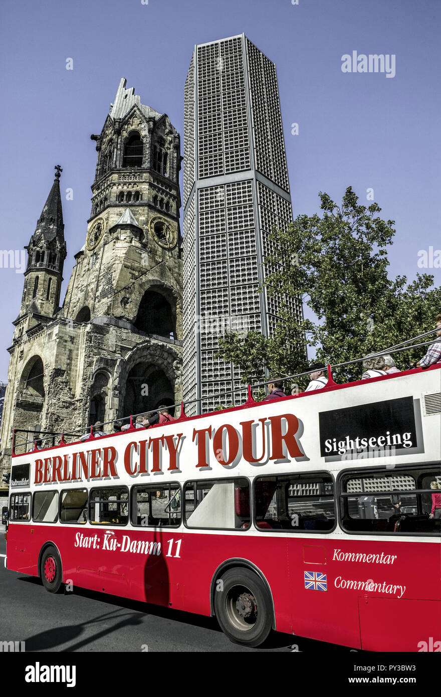 Sightseeing Bus Gedaechtniskirche vor, Berlino Foto Stock