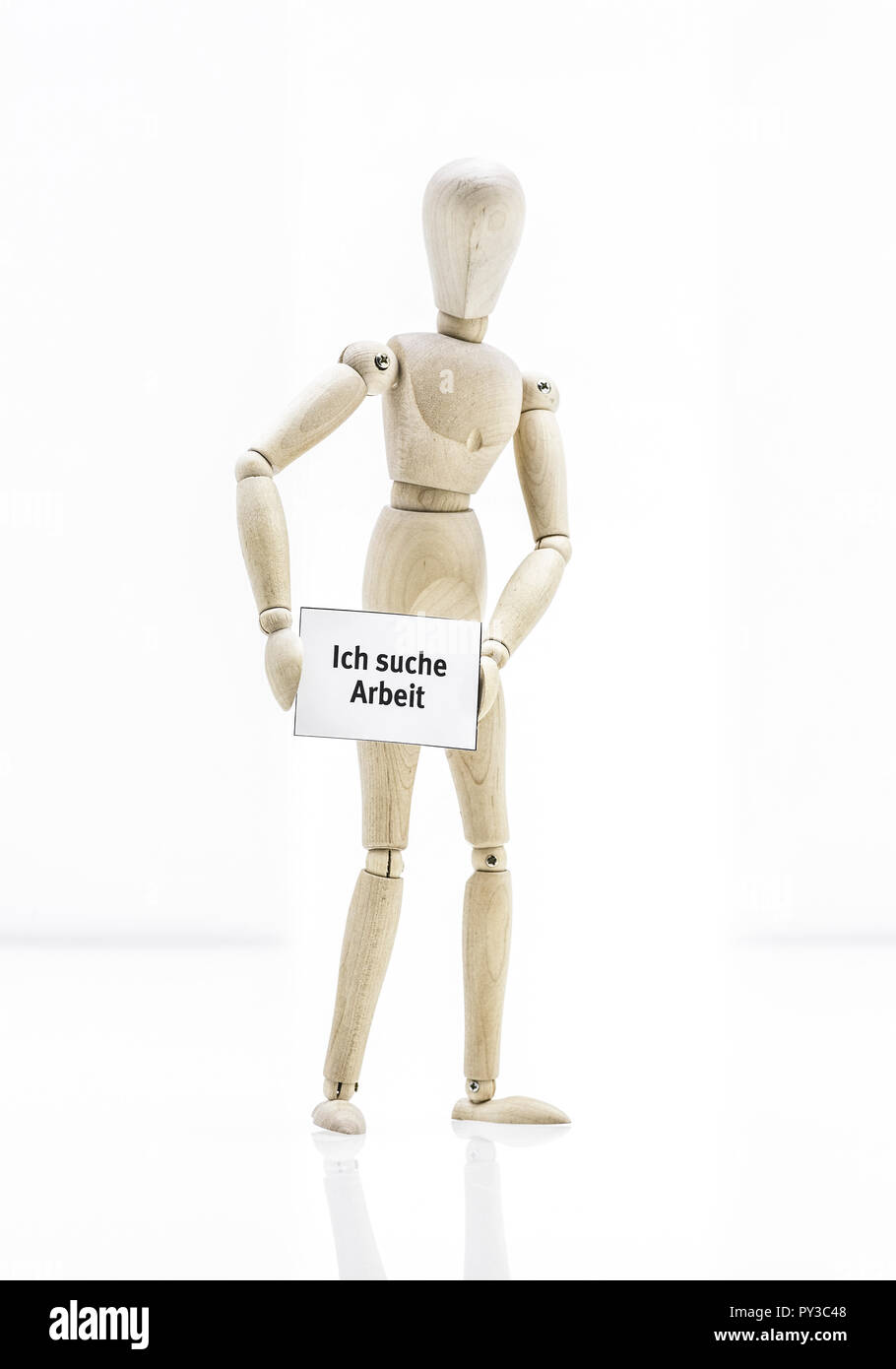 Holzfigur haelt Schild, "Ich suche Arbeit" Foto Stock