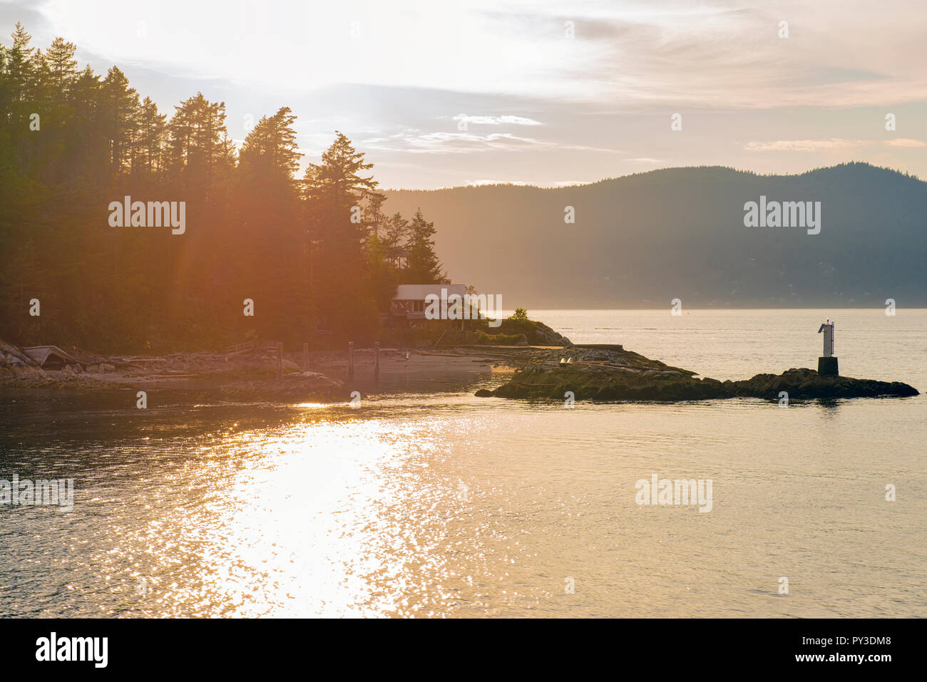 Vista al tramonto del litorale di Bowen isola nella costa occidentale di Vacouver, British Columbia, Canada Foto Stock