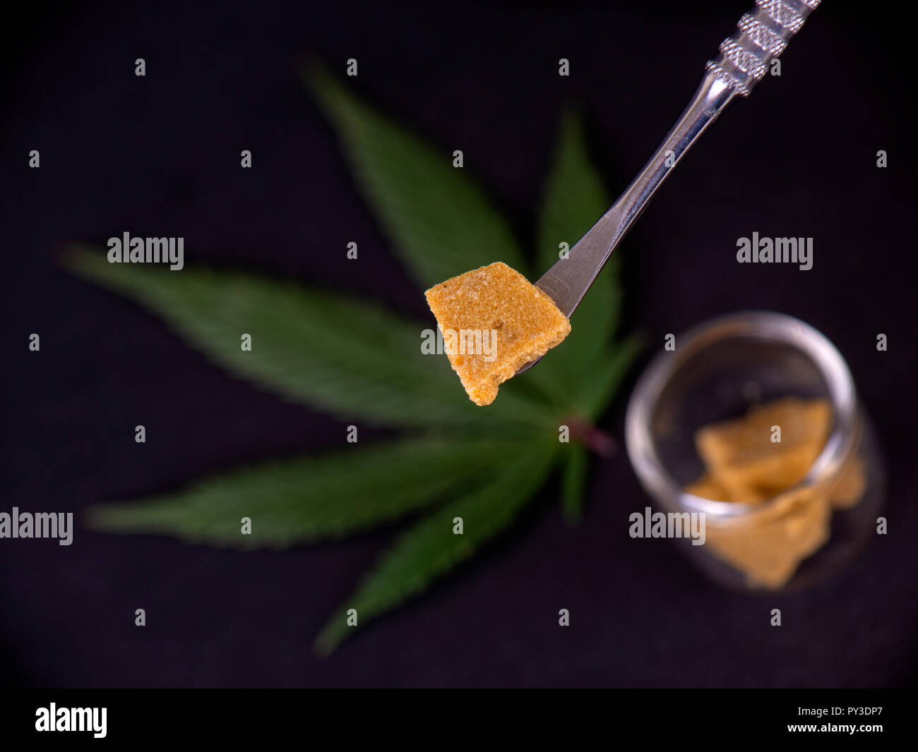 Dettaglio della cannabis concentrato estratto dalla pianta di marijuana per uso medico, isolate su sfondo nero Foto Stock