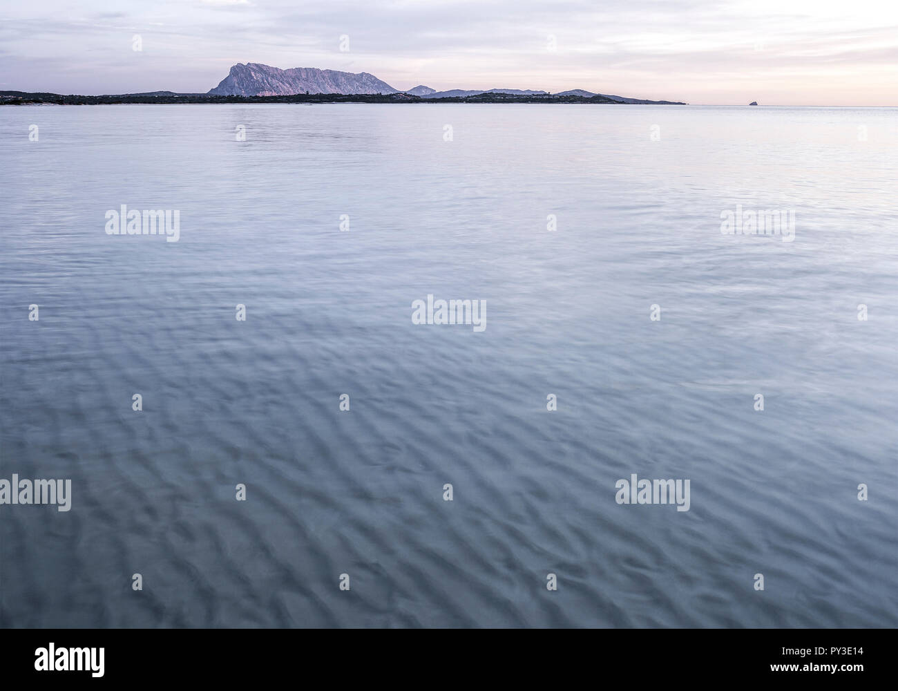 Ruhiges, blaues Meer, Gebirge im Hintergrund Foto Stock