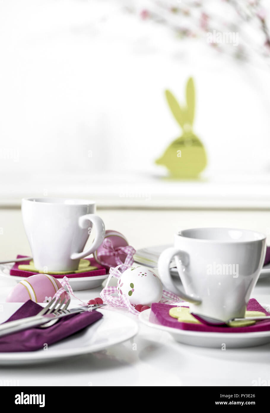 Fruehstuecksgedeck mit Osterdekoration Foto Stock