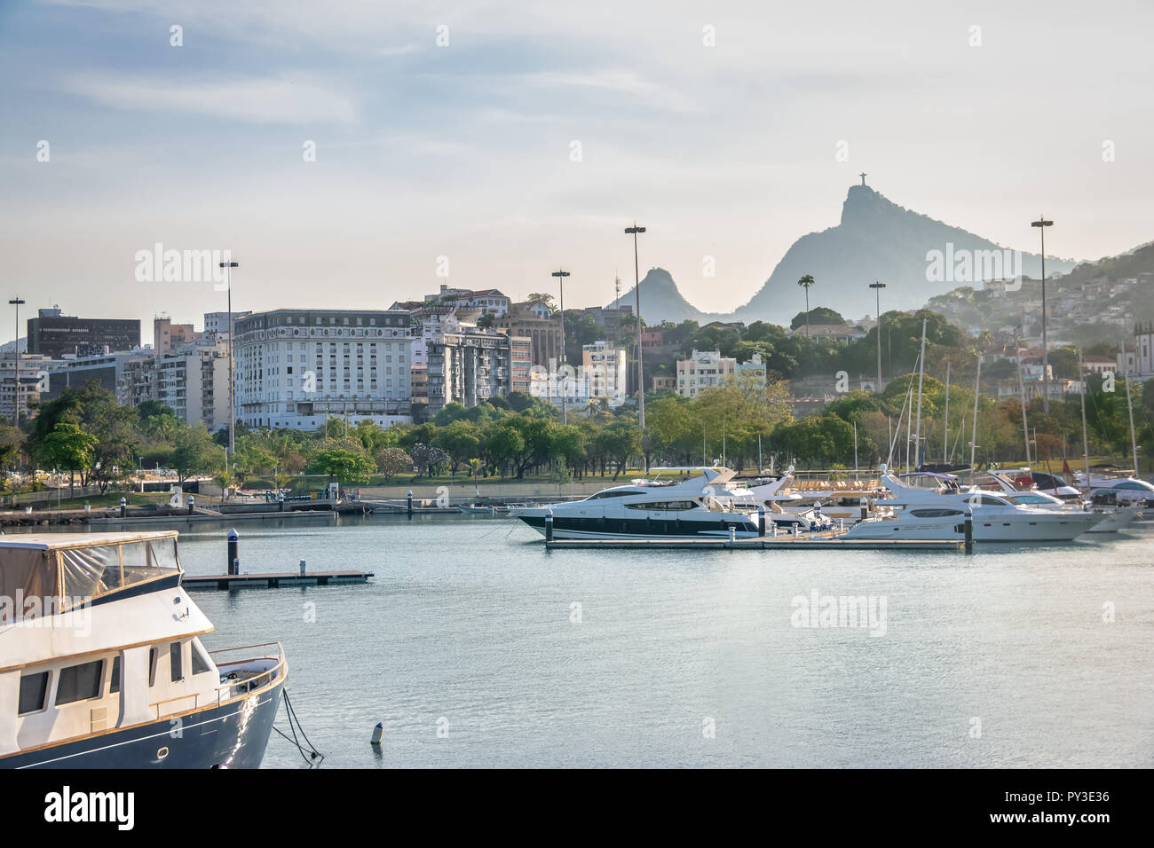 Marina da Gloria barche e del Monte Corcovado sullo sfondo - Rio de Janeiro, Brasile Foto Stock
