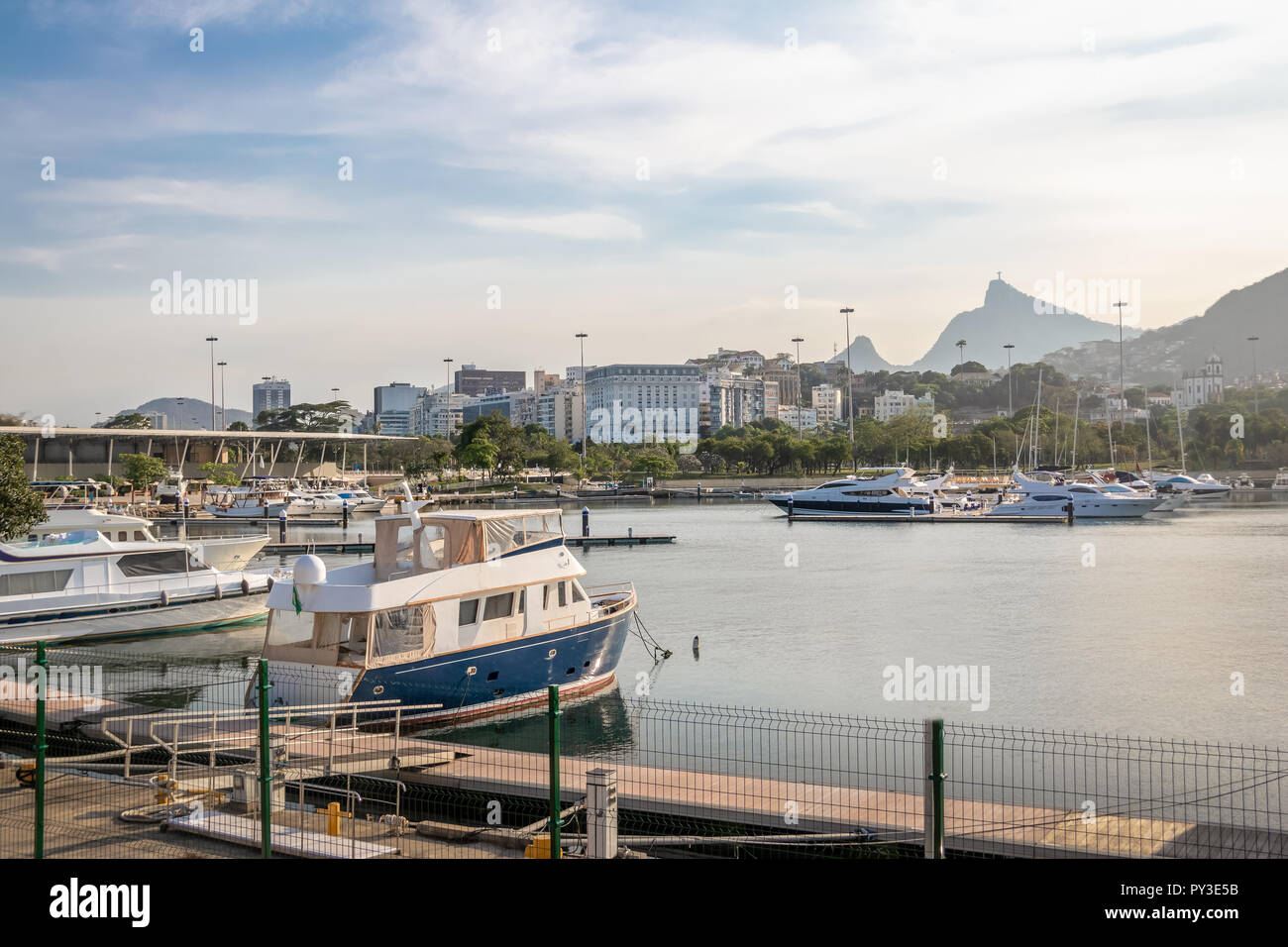 Marina da Gloria barche e del Monte Corcovado sullo sfondo - Rio de Janeiro, Brasile Foto Stock