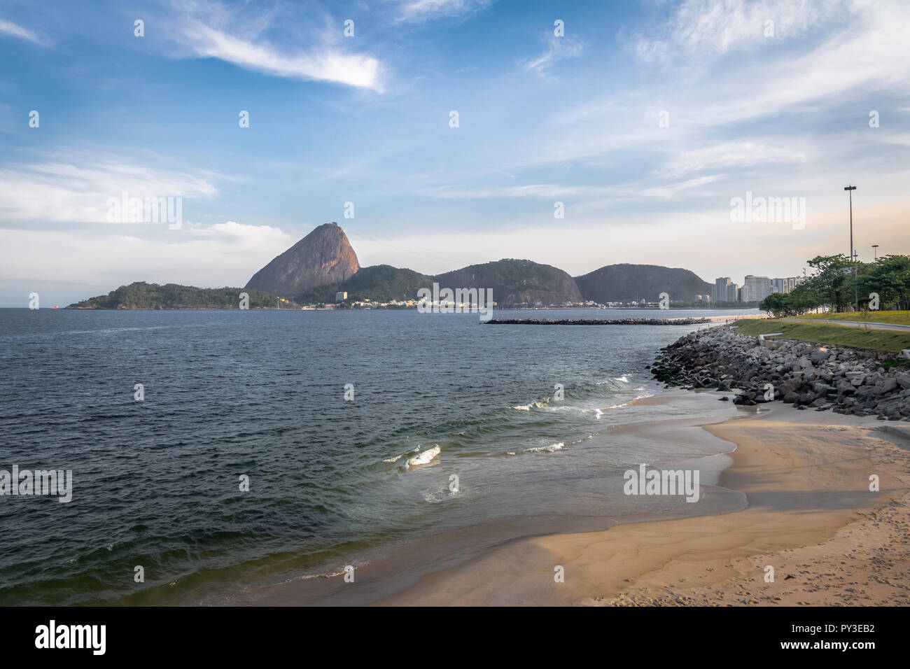 Marina da Gloria la spiaggia e la Montagna Sugar Loaf sullo sfondo - Rio de Janeiro, Brasile Foto Stock