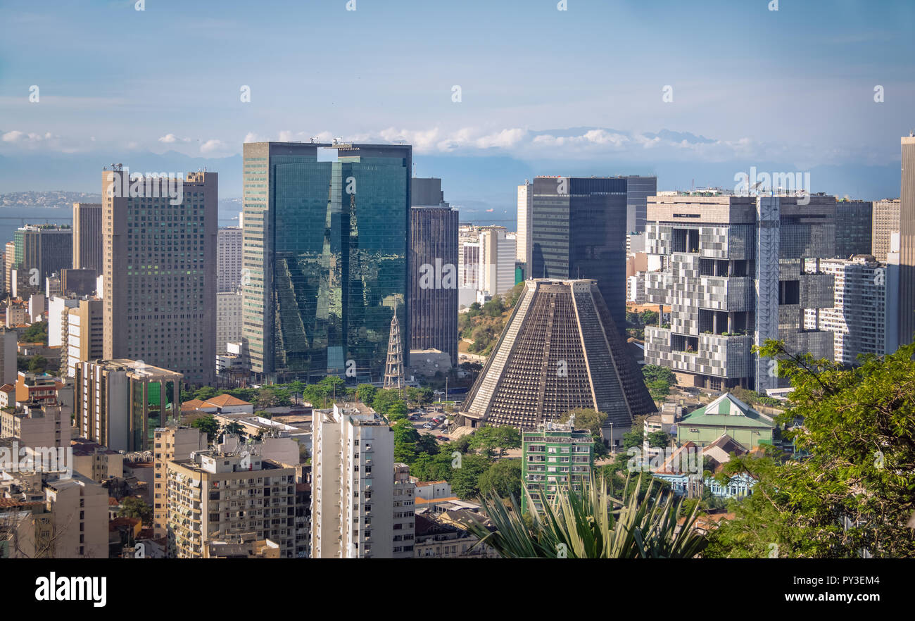 Vista aerea del centro cittadino di Rio de Janeiro skyline e la Cattedrale Metropolitana - Rio de Janeiro, Brasile Foto Stock