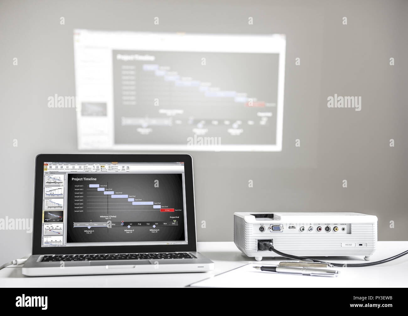 Praesentation Notebook mit und Beamer Foto Stock