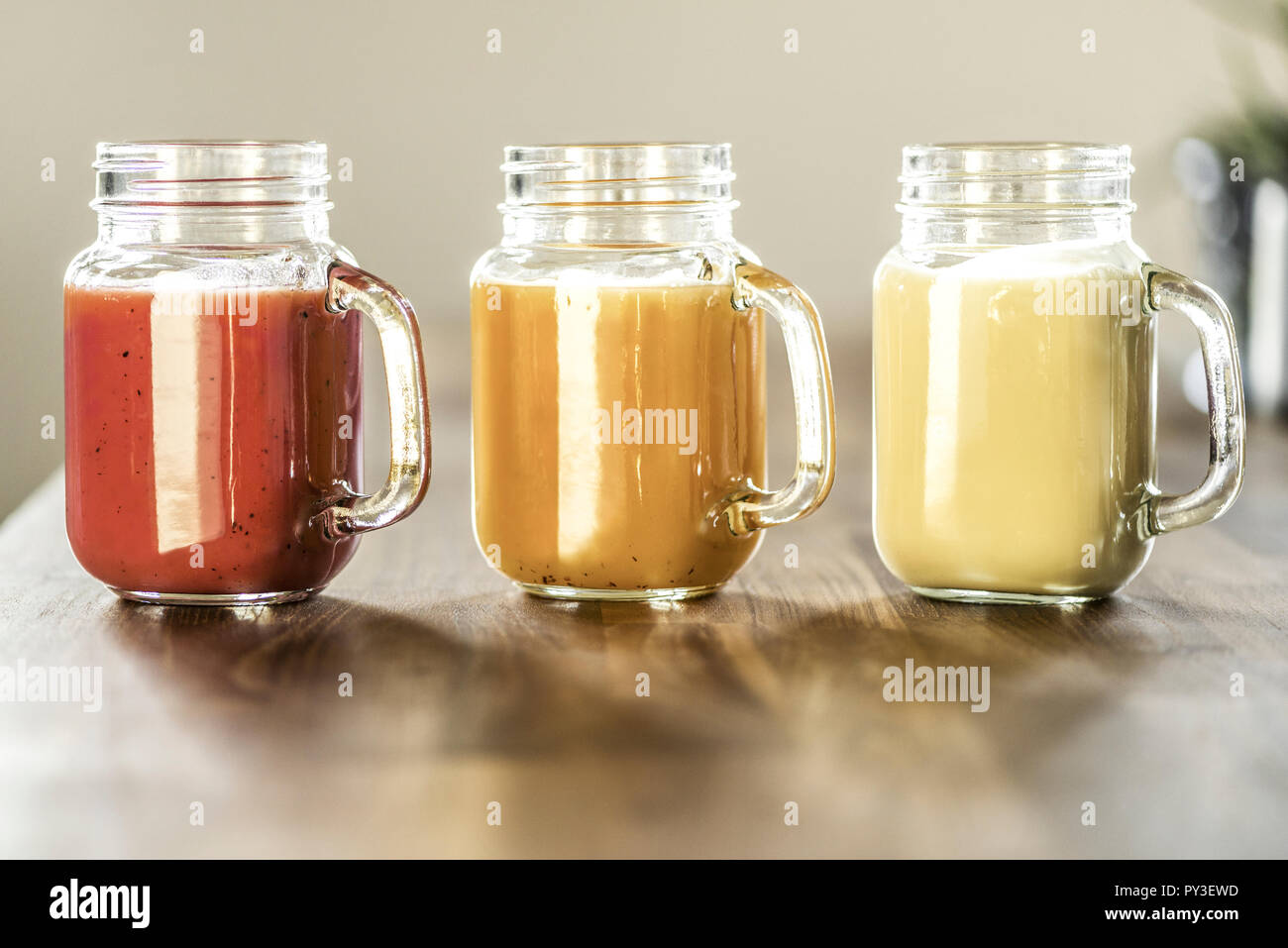 Drei Glaeser mit Fruchtsmoothies Foto Stock