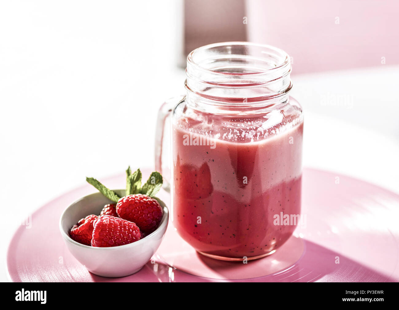 Himbeersmoothie im Glas Foto Stock