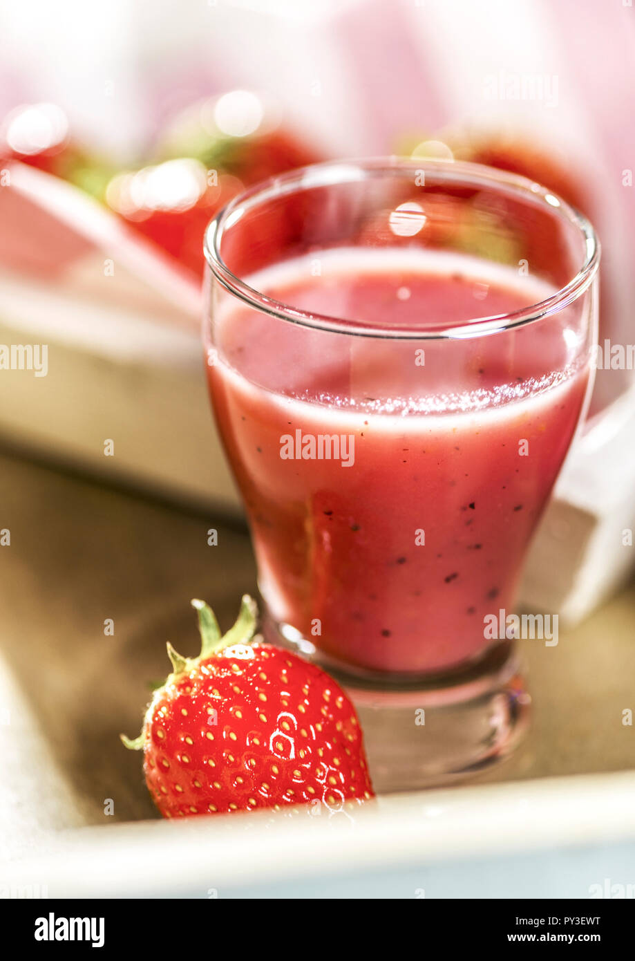 Erdbeersmoothie im Glas Foto Stock