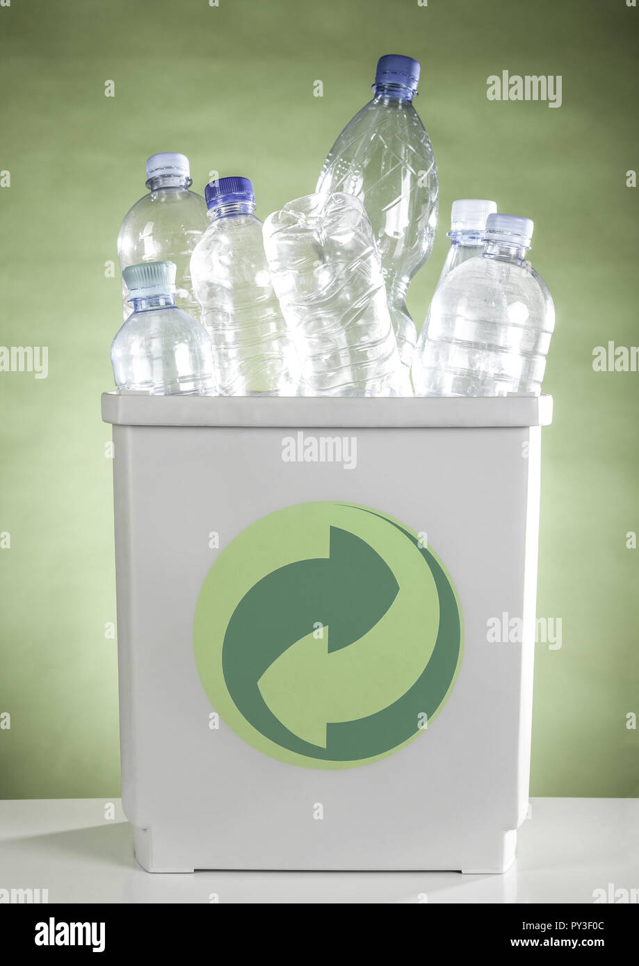 In Kunststoffflaschen Abfalleimer Foto Stock