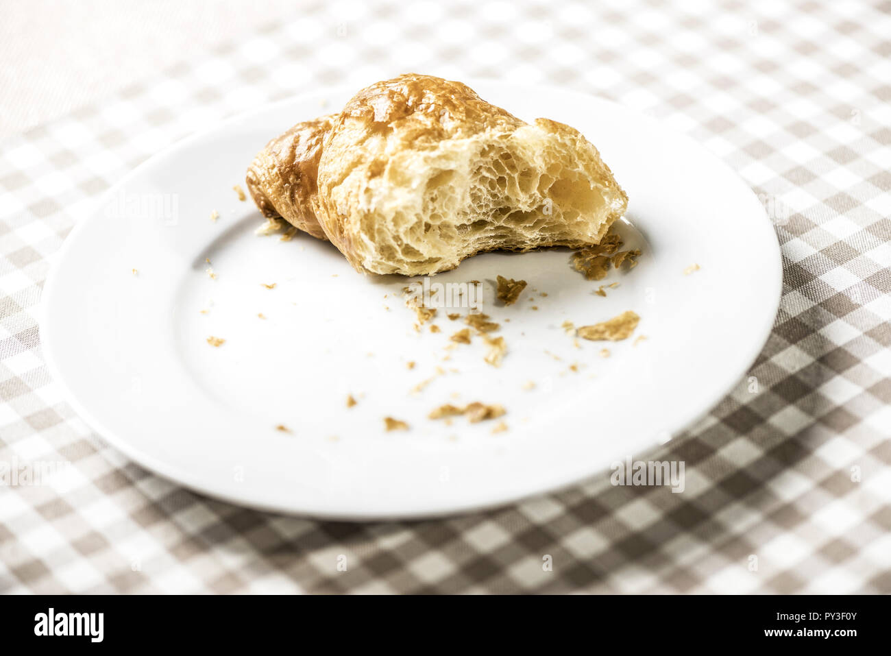 Fruehstuecksteller mit Croissant Foto Stock