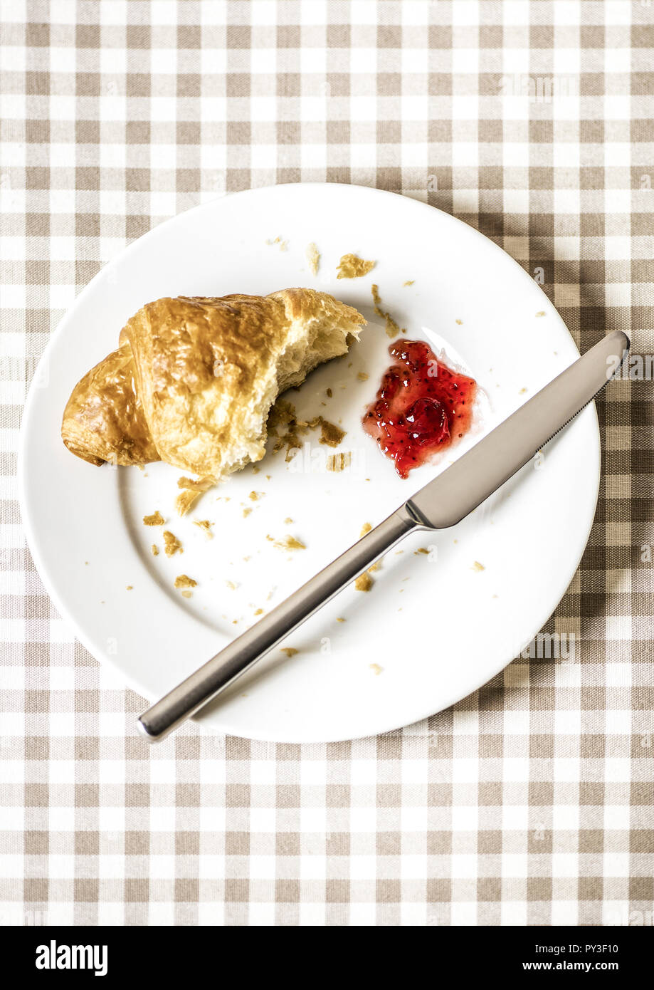 Fruehstuecksteller mit Croissant Foto Stock
