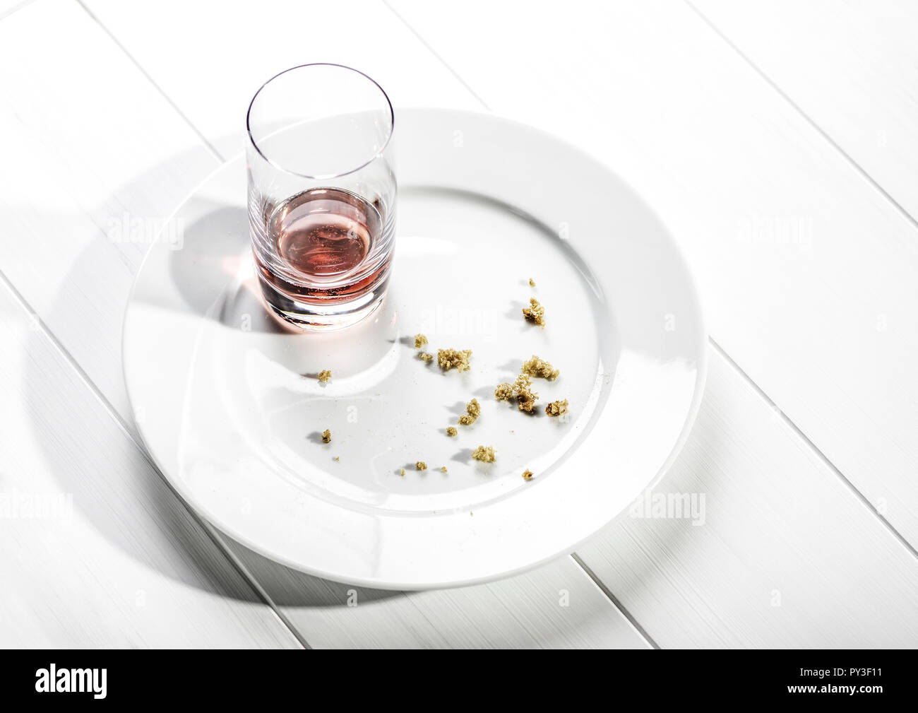 Gebrauchtes Geschirr mit Broesel Foto Stock