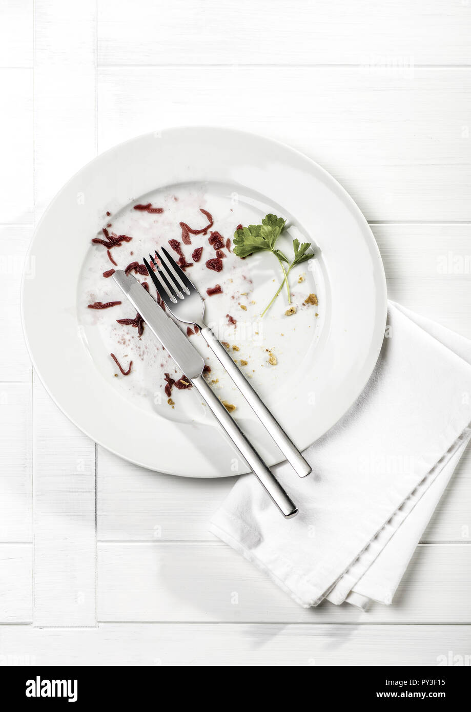 Gebrauchtes Geschirr mit weisser Tovagliolo Foto Stock