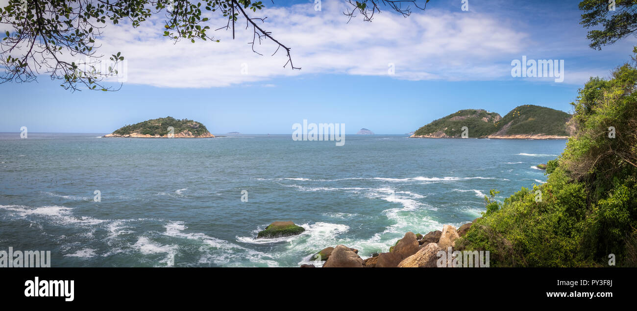 Vista panoramica della baia di Guanabara dal Urca mountain trail - Rio de Janeiro, Brasile Foto Stock