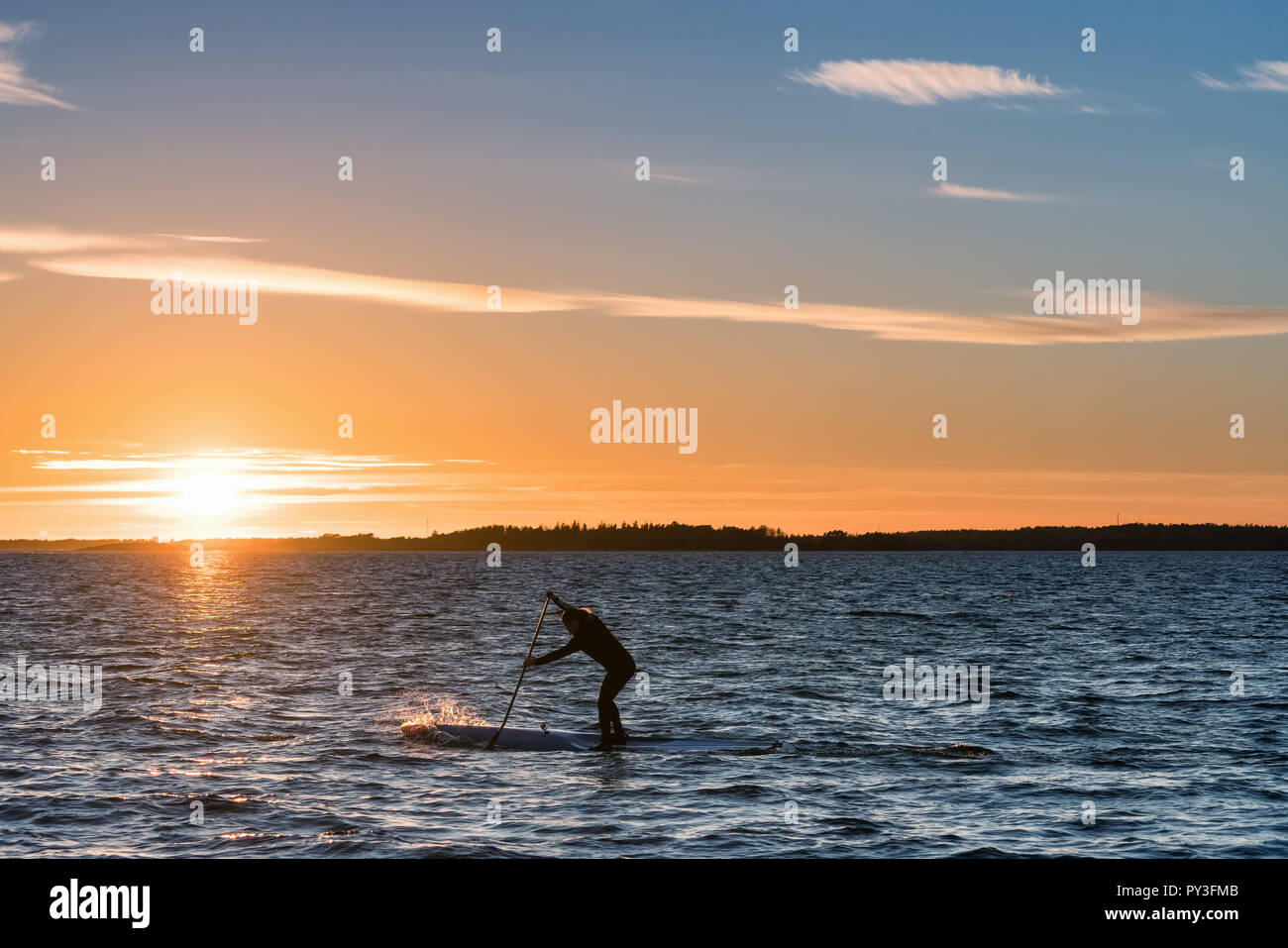 SUP imbarco a Mar Baltico al crepuscolo, Helsinki, Finlandia, Europa, UE Foto Stock