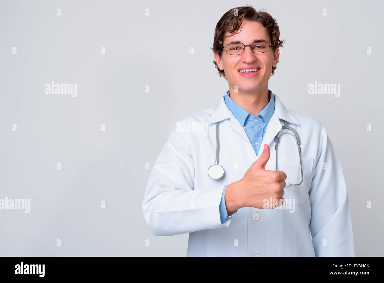 Ritratto di giovane uomo bello medico con occhiali Foto Stock