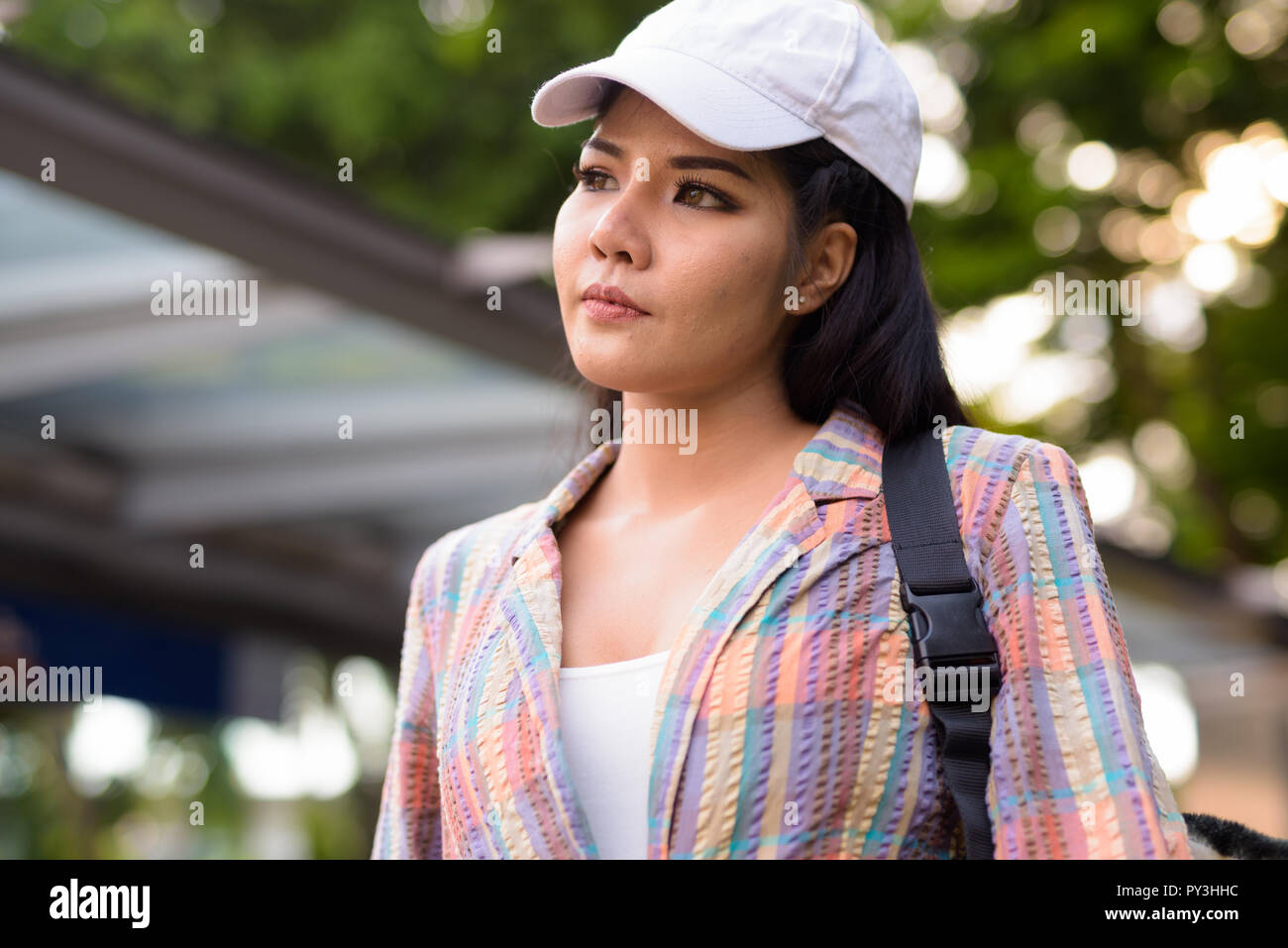 Giovane bella donna asiatica pensare al di fuori della stazione metropolitana Foto Stock
