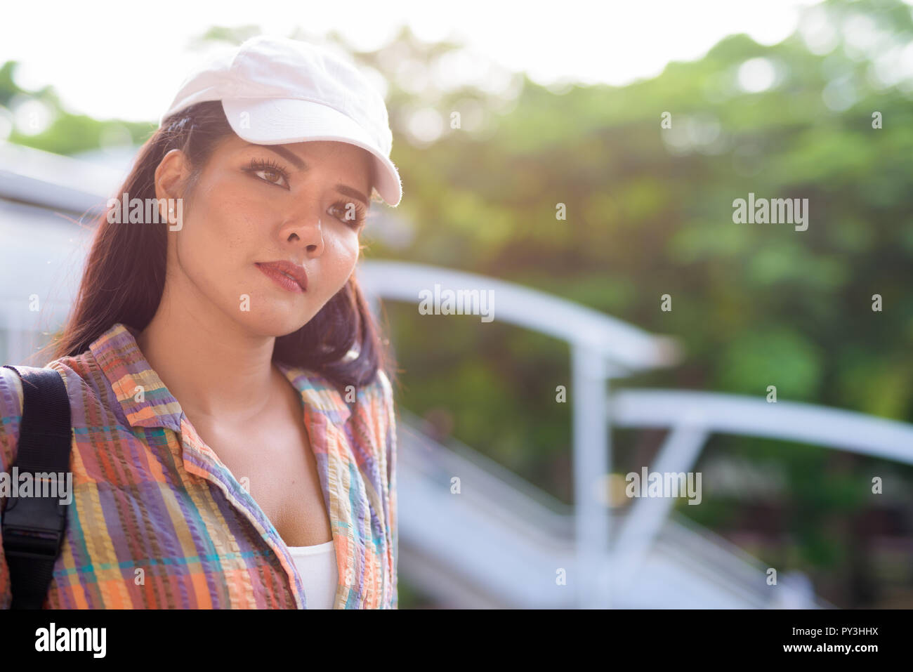Giovane bella asiatica donna turistica pensando all'aperto Foto Stock