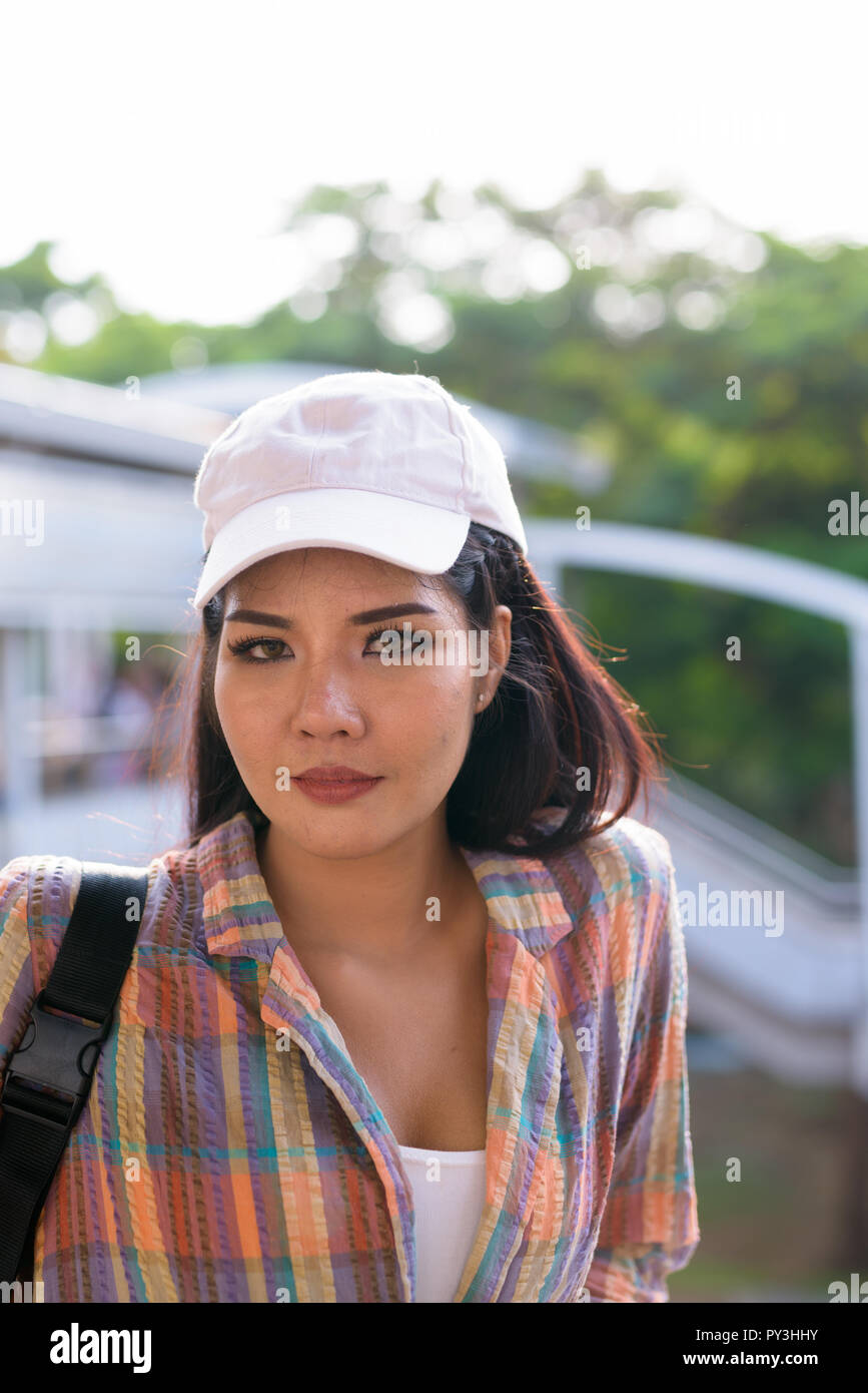 Giovane bella turista asiatica donna che guarda la fotocamera Foto Stock