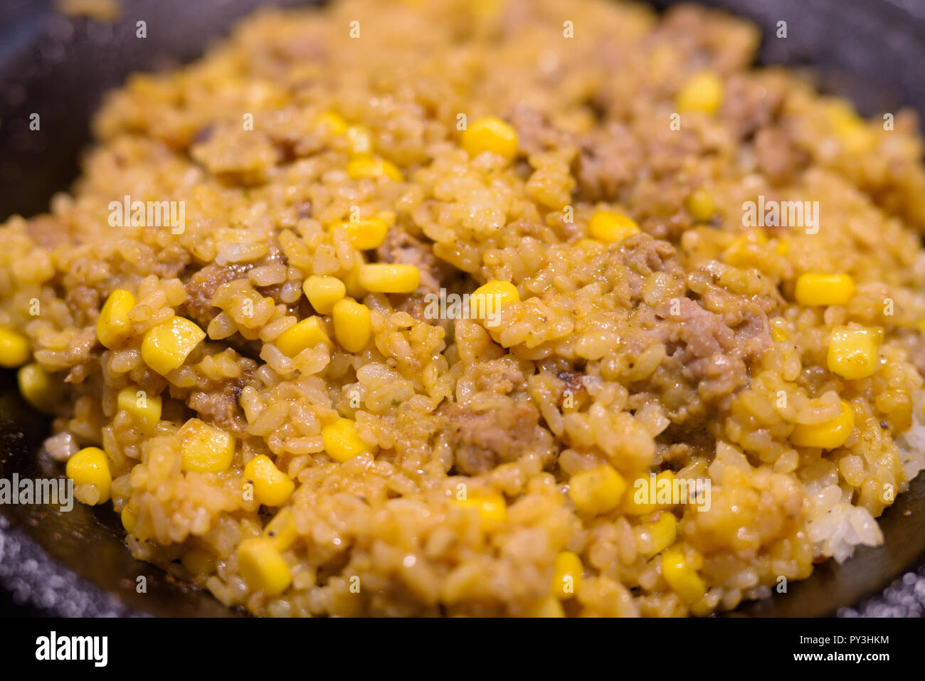 Giapponese di riso al curry sulla piastra sfrigolanti mescolato con carne di manzo e il mais Foto Stock
