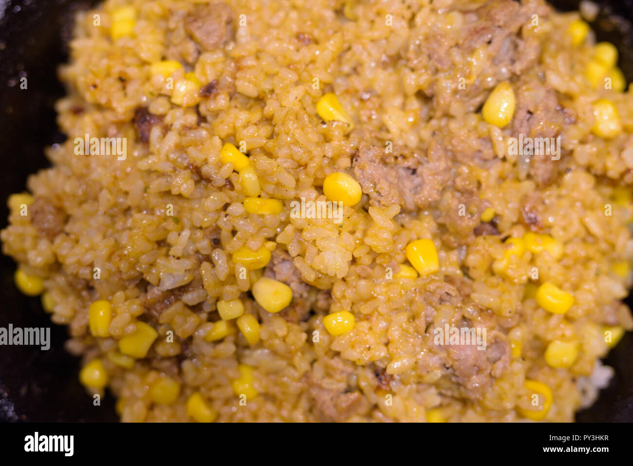 Giapponese di riso al curry sulla piastra sfrigolanti mescolato con carne di manzo e il mais Foto Stock