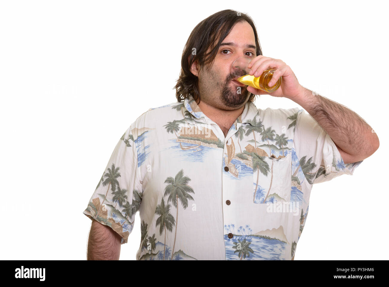 Fat uomo caucasico di bere un bicchiere di birra Foto Stock