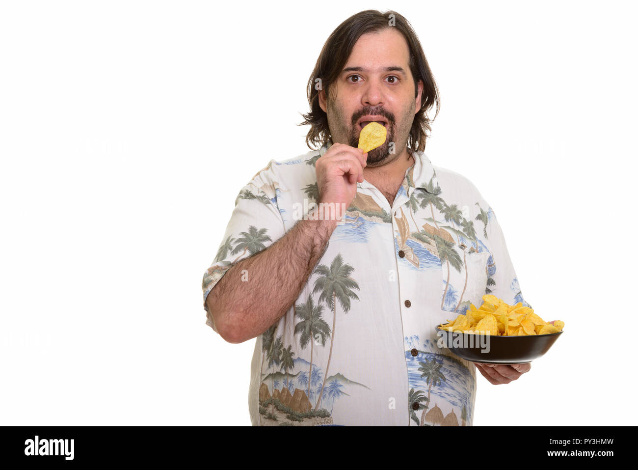 Ritratto di grasso barbuto uomo caucasico mangiare patatine Foto Stock