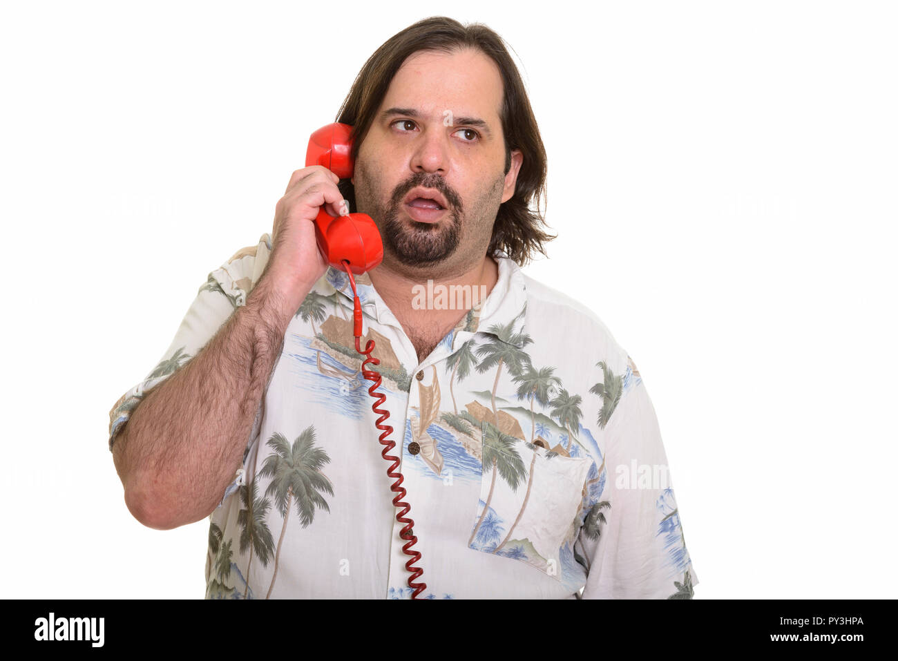 Fat uomo caucasico parlando sul vecchio telefono alla ricerca stanco Foto Stock
