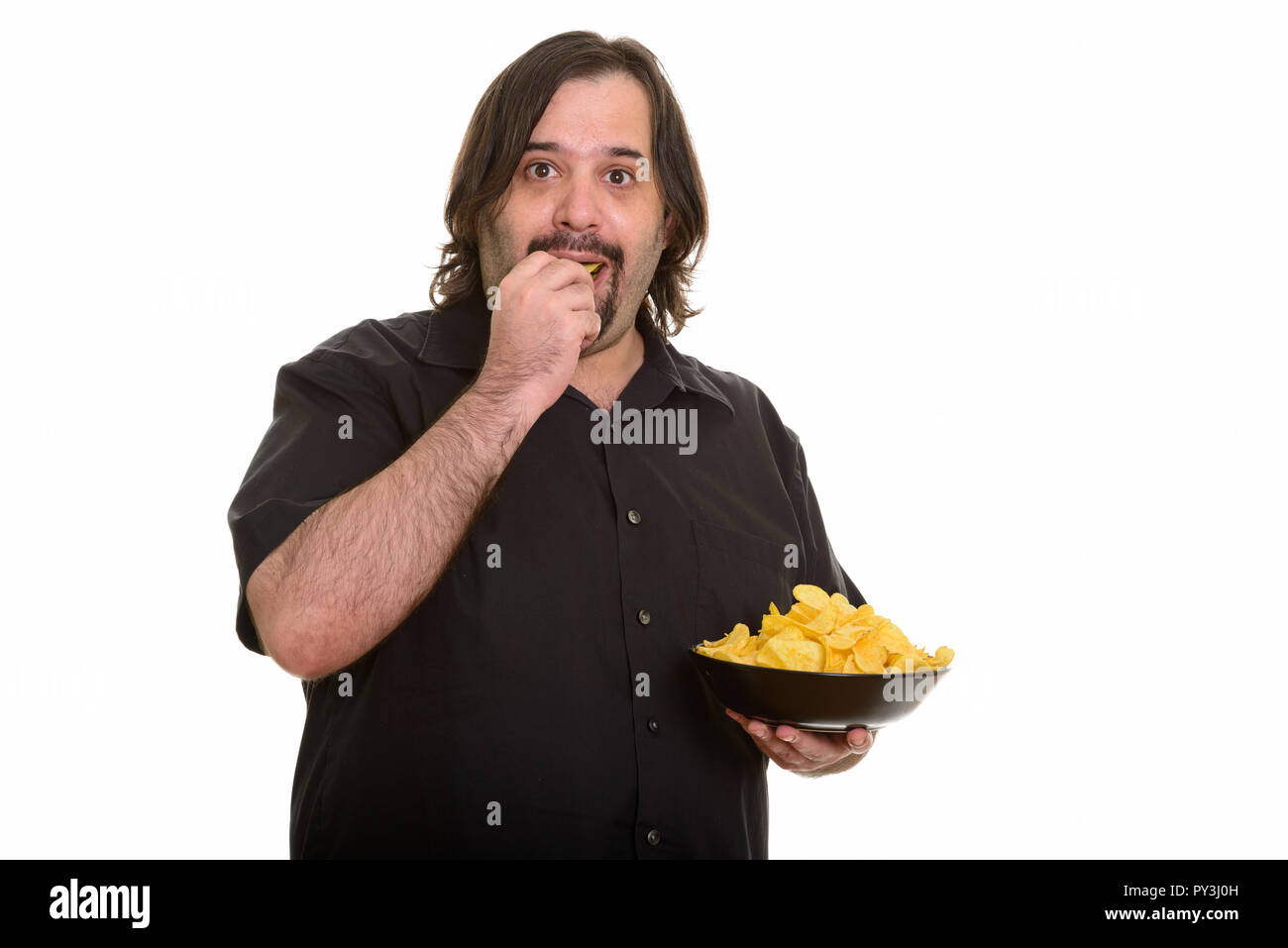 Fat uomo caucasico mangiare e recipiente di contenimento dei trucioli Foto Stock