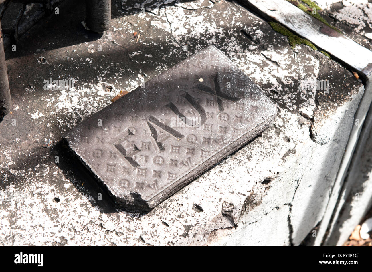 Si trova lungo la strada a Belleville, Parigi. Un portafoglio di Louis Vuitton perso, in scultura. Guarda da vicino a Parigi per trovare sorprendente Street art. Foto Stock