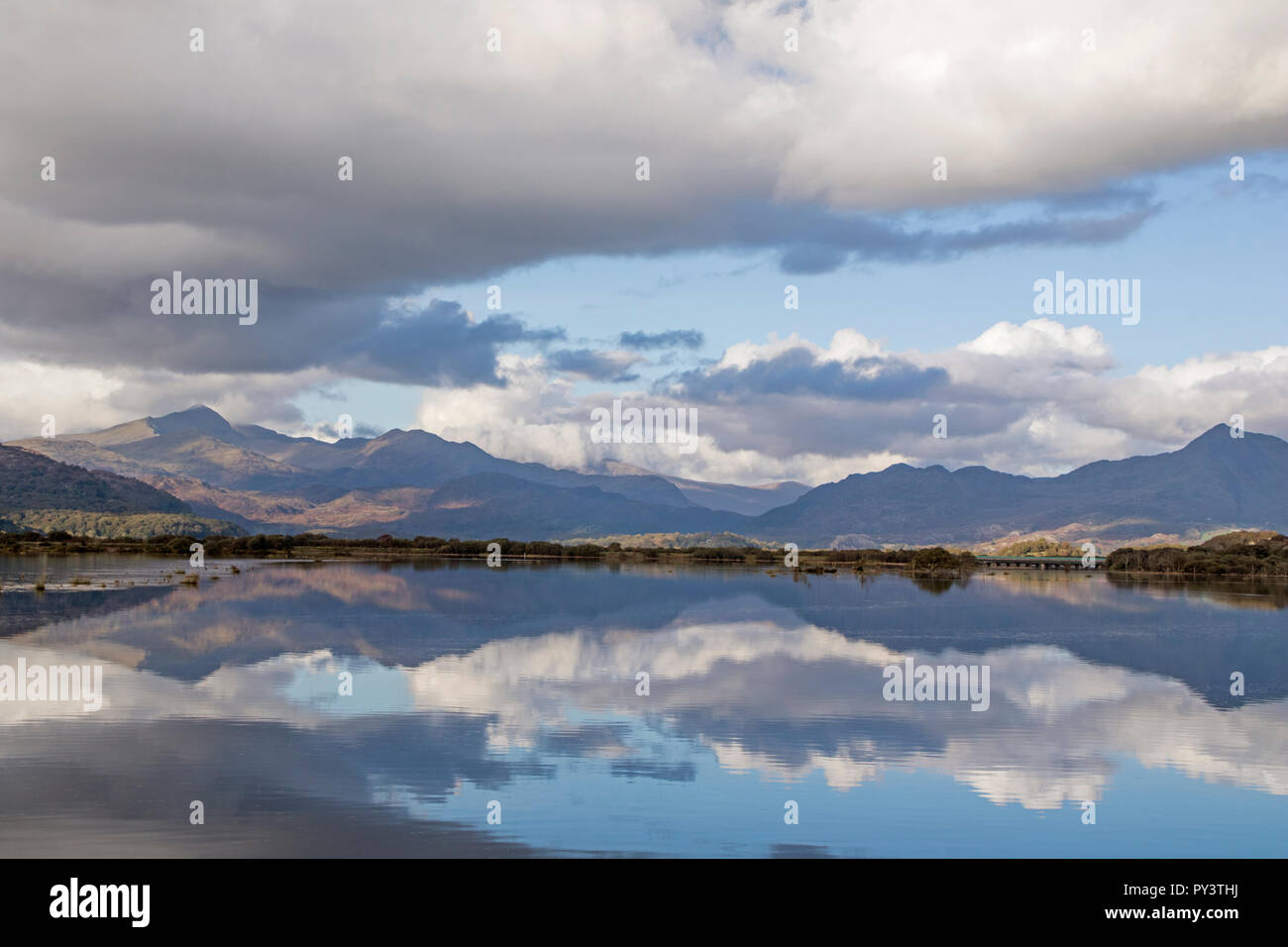 Il Glaslyn Estuary dai Cob a Porthmadog con la Snowdon Horseshoe riflessa nella distanza,Snowdonia National Park, North Wales, Regno Unito Foto Stock