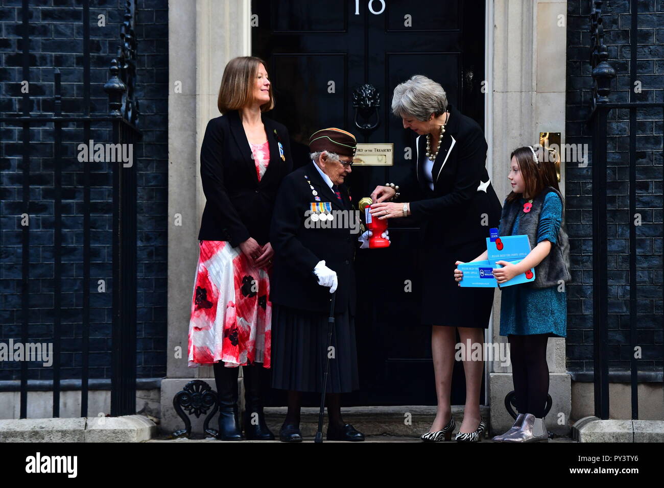 (Da sinistra a destra) Claire Rowcliffe, Royal British Legion direttore di fundraising, veterano della Seconda guerra mondiale Barbara Weatherill, 93, il Primo Ministro Theresa Maggio e il fundraiser Railton papavero, 9, al di fuori di 10 Downing Street, Londra come il Primo Ministro fa una donazione per il Royal British Legion dell Appello di papavero e riceve la sua papavero. Foto Stock