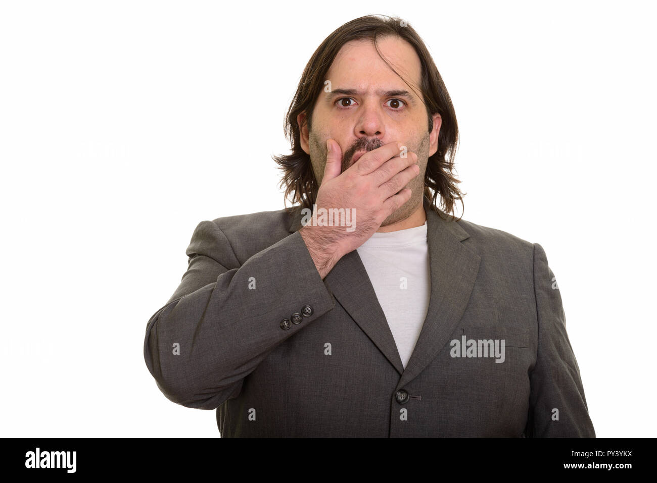 Grasso imprenditore caucasico guardando scioccati mentre copre la bocca Foto Stock