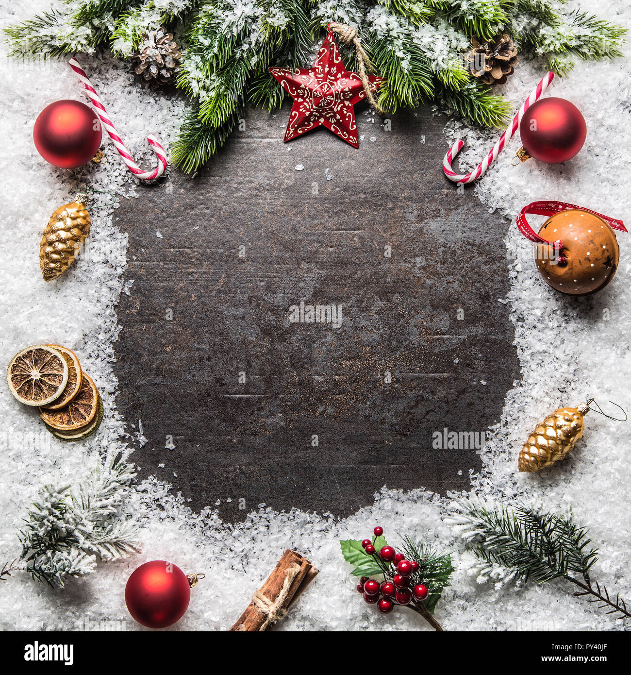 Stella di Natale Abete rami sfere Jingle Bells e decorazioni su neve. Spazio libero per il testo. Foto Stock