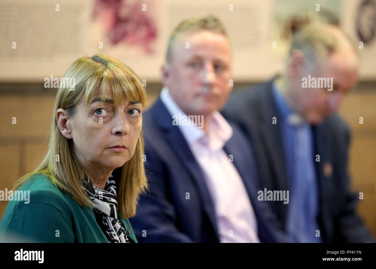 Stuart e Linda Allan, i genitori di Katie Allan, con l'Università chaplin Reverendo Stuart McQuarrie (a destra) durante una conferenza stampa tenutasi a Glasgow University di lanciare una campagna per la riforma del modo in cui il sistema di giustizia si occupa di salute mentale. Foto Stock