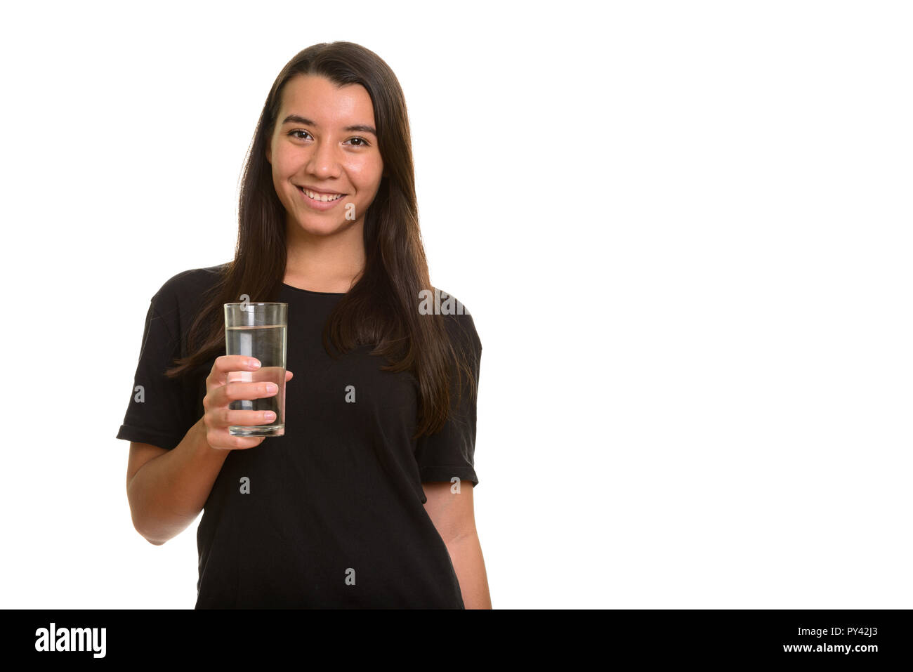 Giovani caucasici felice donna sorridente e tenendo un bicchiere di acqua Foto Stock