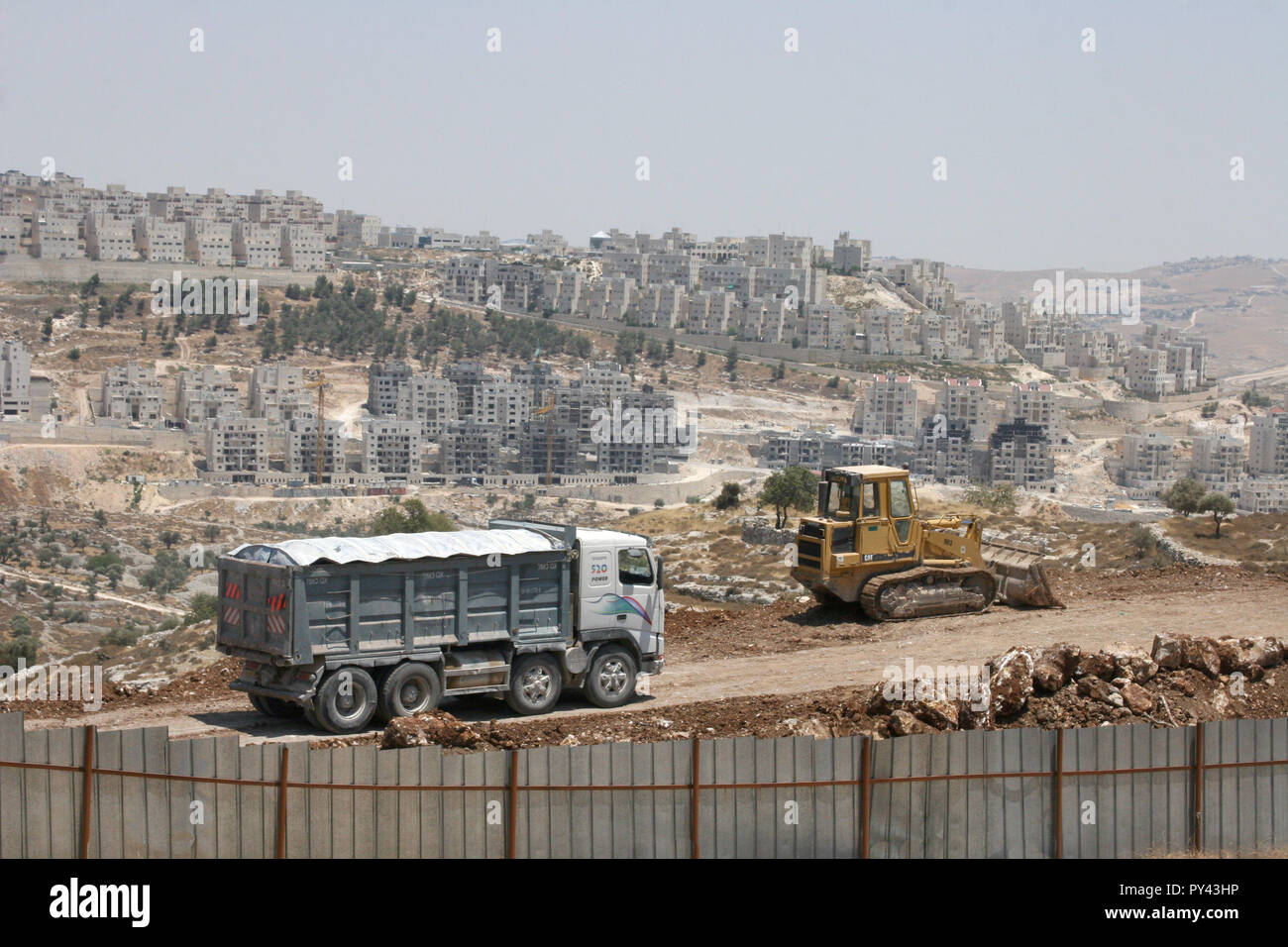 MA'ALE ADUMIM, Gerusalemme, Palestina, West Bank - Luglio 11, 2004: costruzione colono insediamenti erano ebrei coloni Religious-National live. Foto Stock