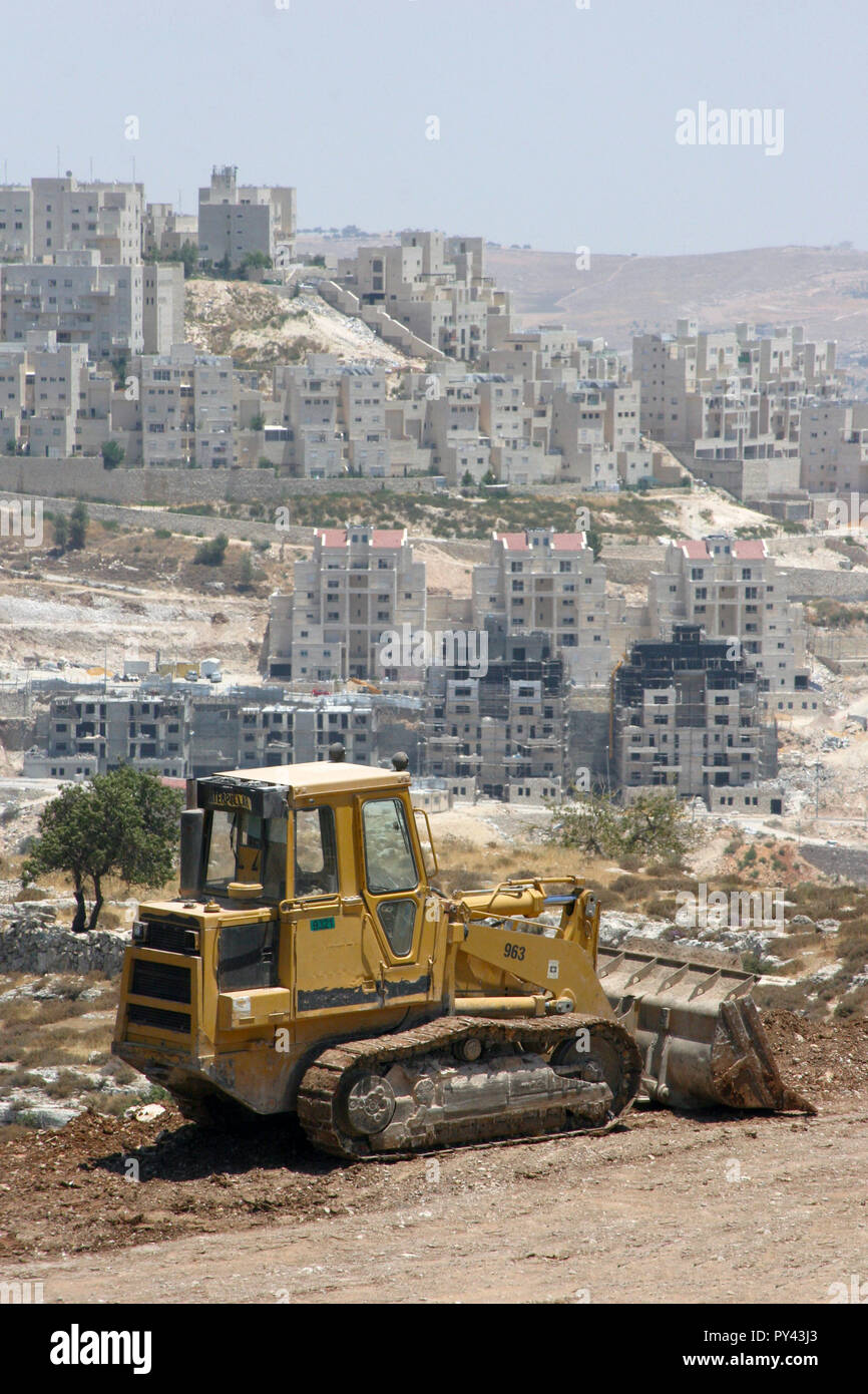 MA'ALE ADUMIM, Gerusalemme, Palestina, West Bank - Luglio 11, 2004: costruzione colono insediamenti erano ebrei coloni Religious-National live. Foto Stock